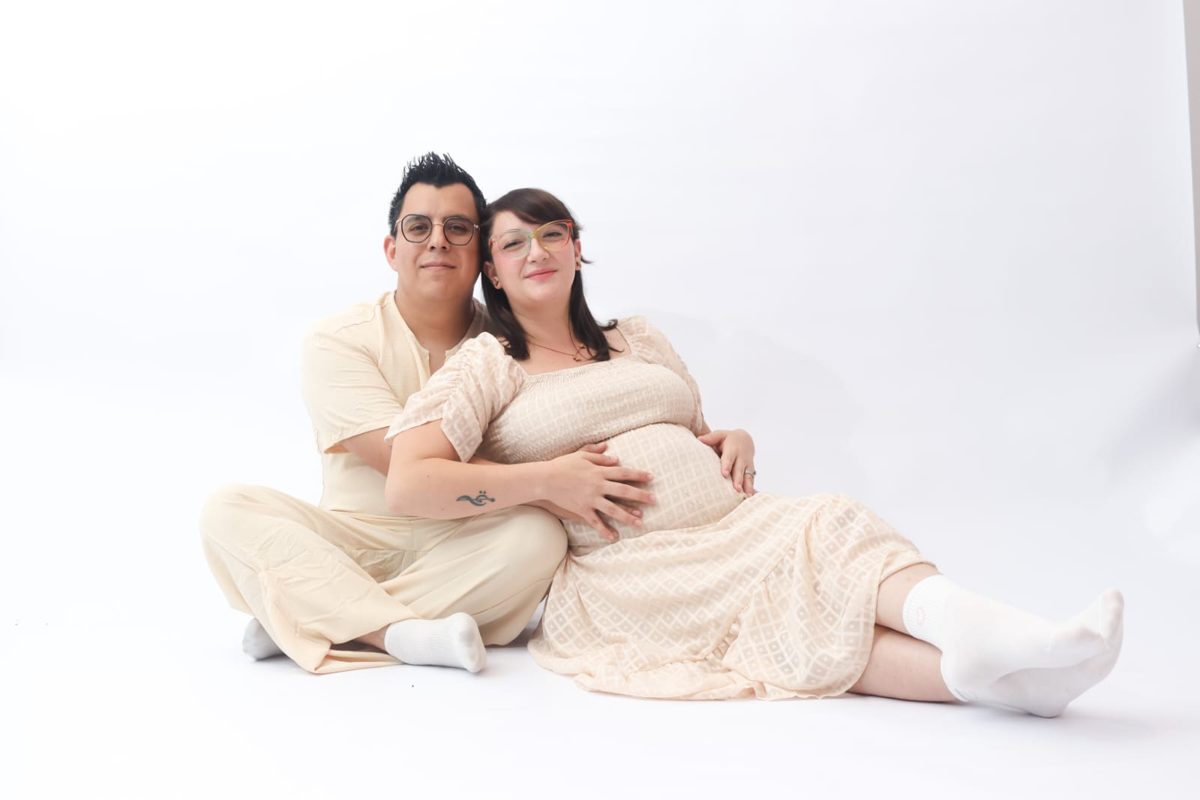 Emmanuel y Naomi abrazando la pancita