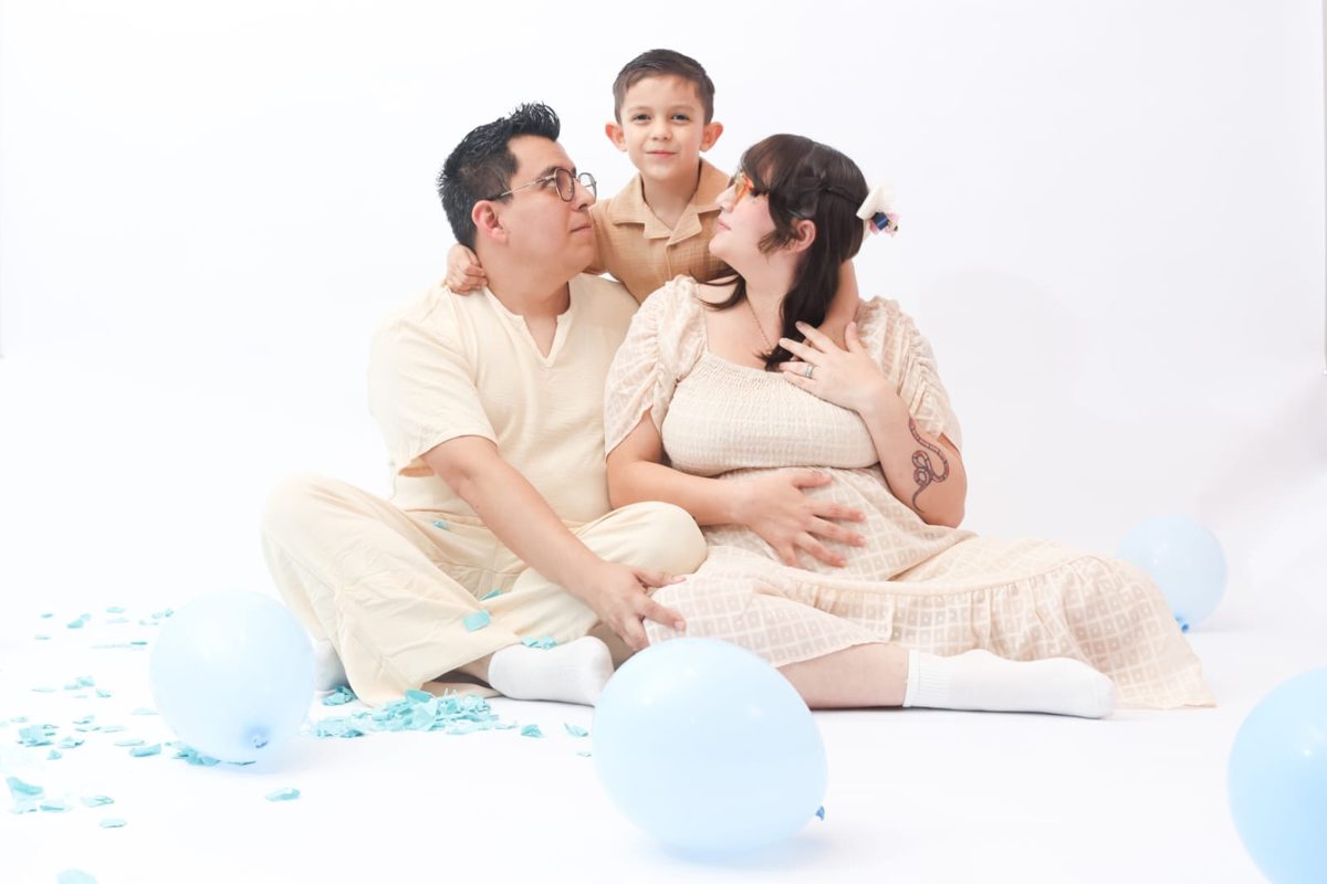 Emmanuel y Naomi en familia con globos azules